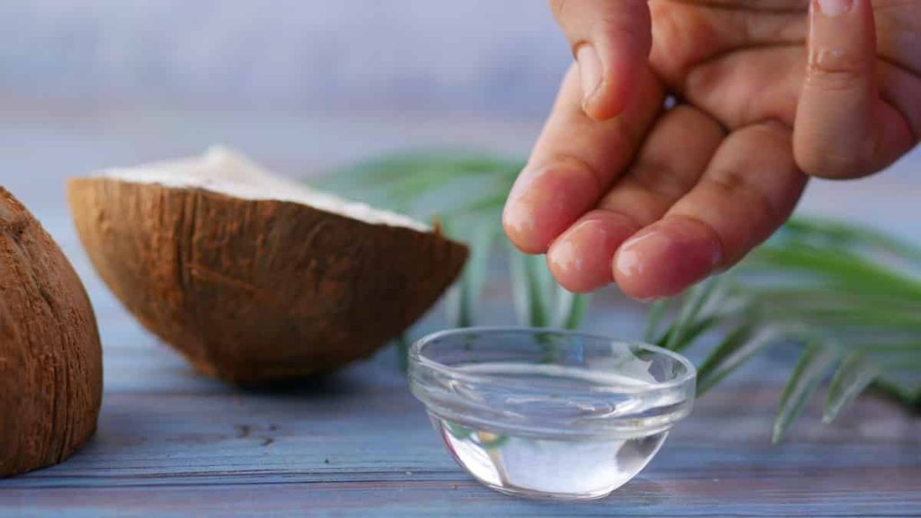 home remedies for fungal rashes: Coconut Oil
