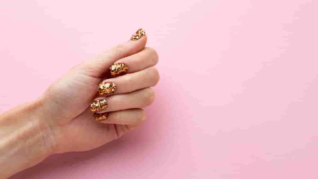 nails for gold dress