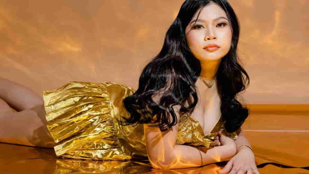 nails for gold dress