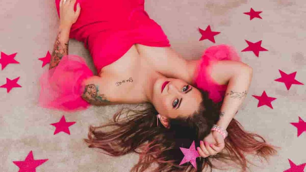 pink dress red lipstick