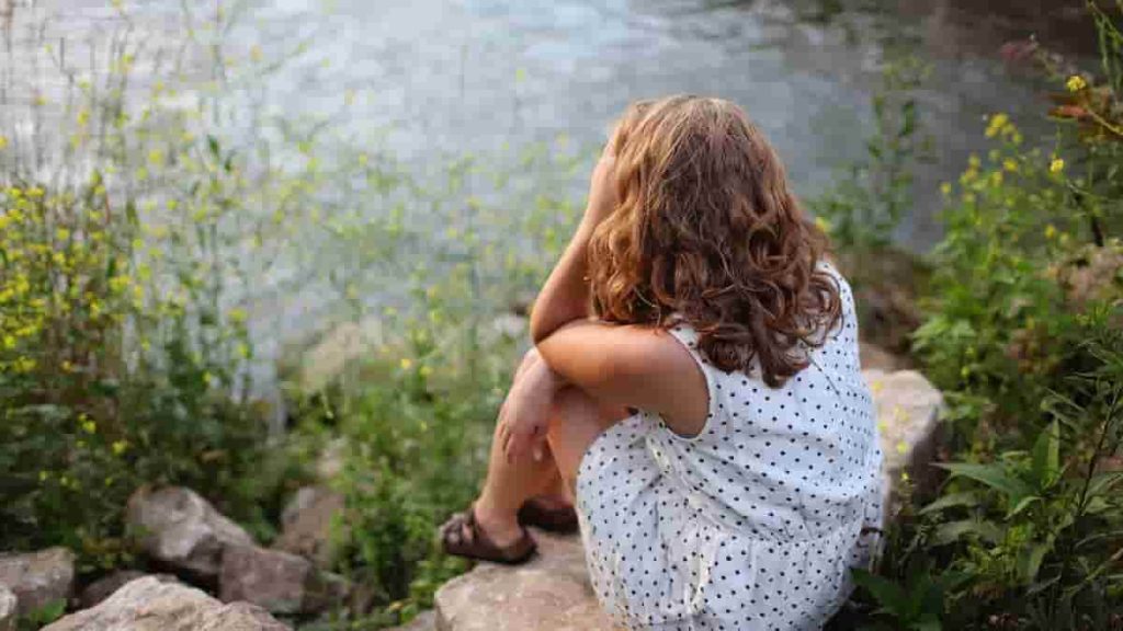 camping hairstyles for curly hair