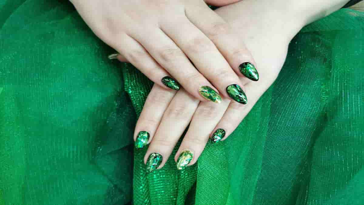 hunter green gel nail polish