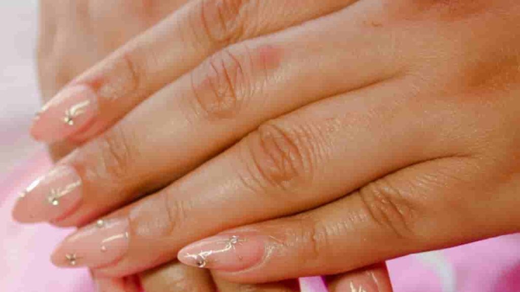 summer nails with glitter