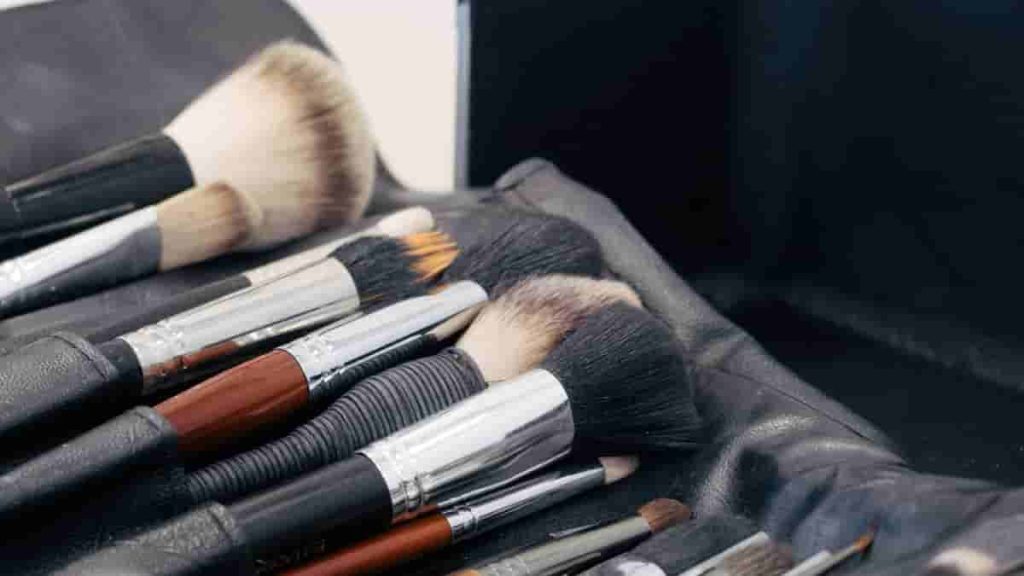 how to travel with makeup brushes
