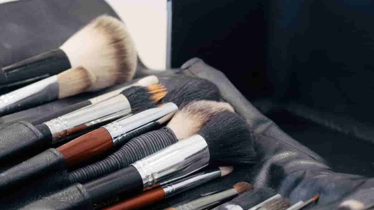 how to travel with makeup brushes