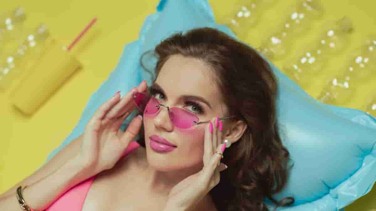 pink glitter lips