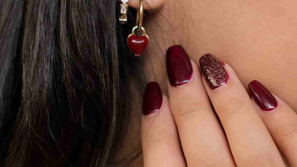burgundy fingernail polish