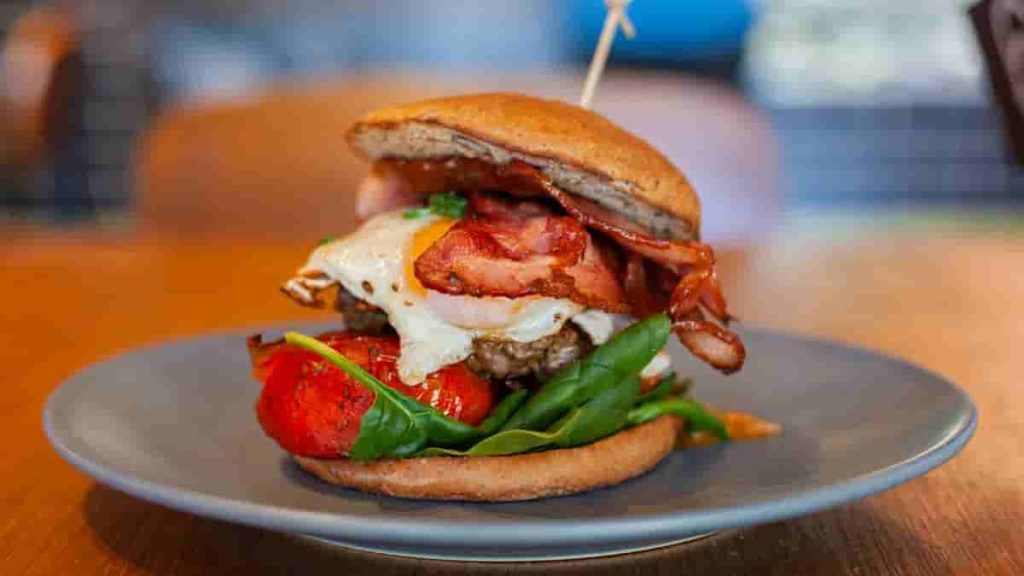 bacon egg and cheese bagel with lettuce