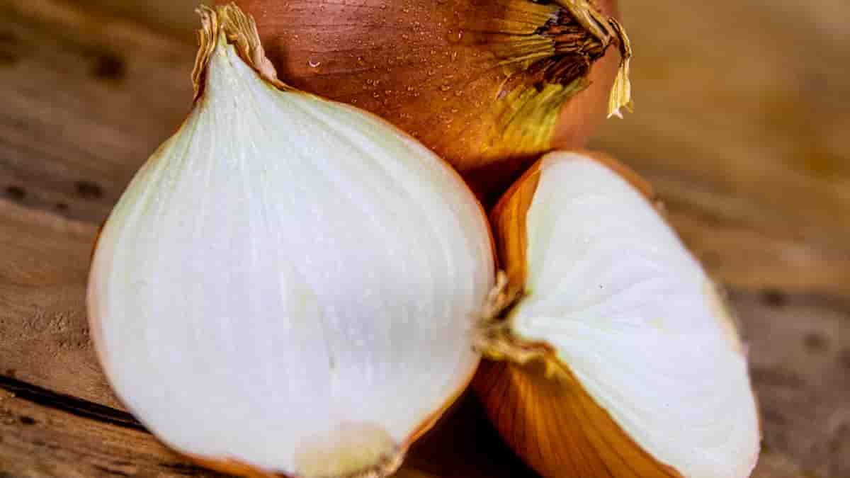 healthy blooming onion with chilli cheese sauce
