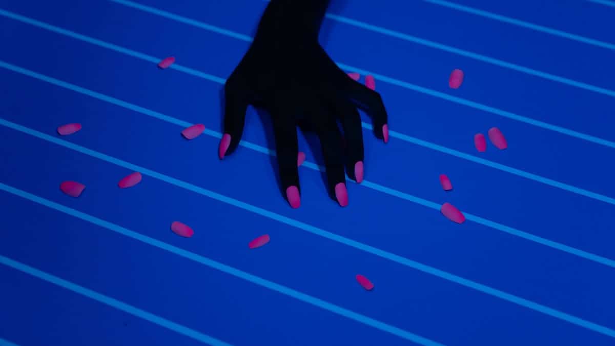 glow in the dark nail polish