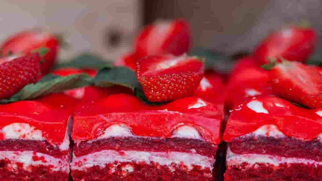 strawberry earthquake cake