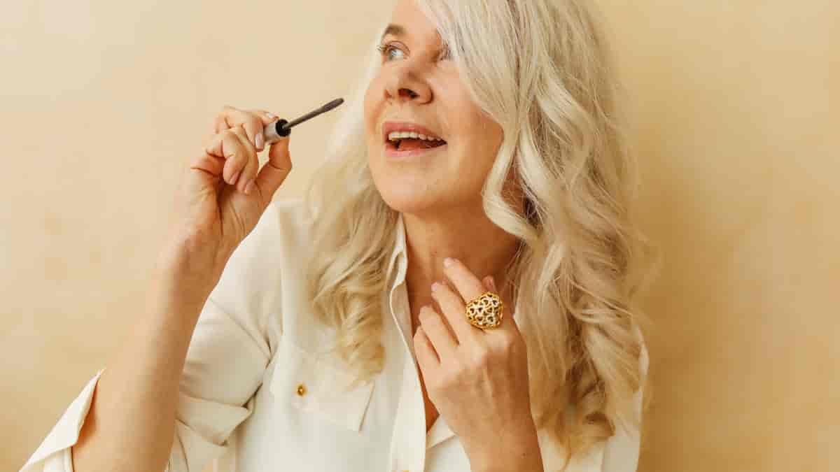 blonde hair mascara color