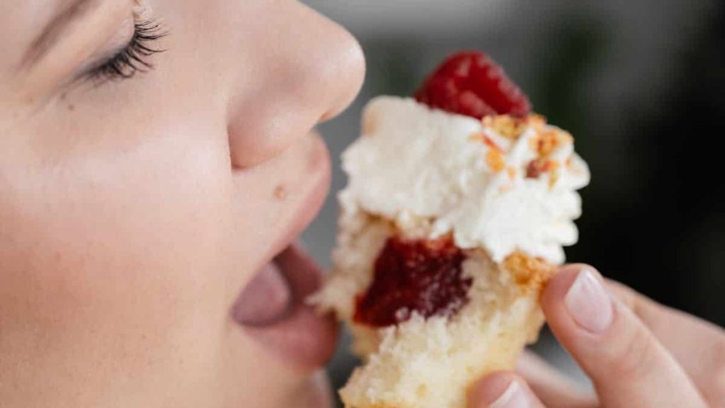 strawberry cheesecake crunch cake