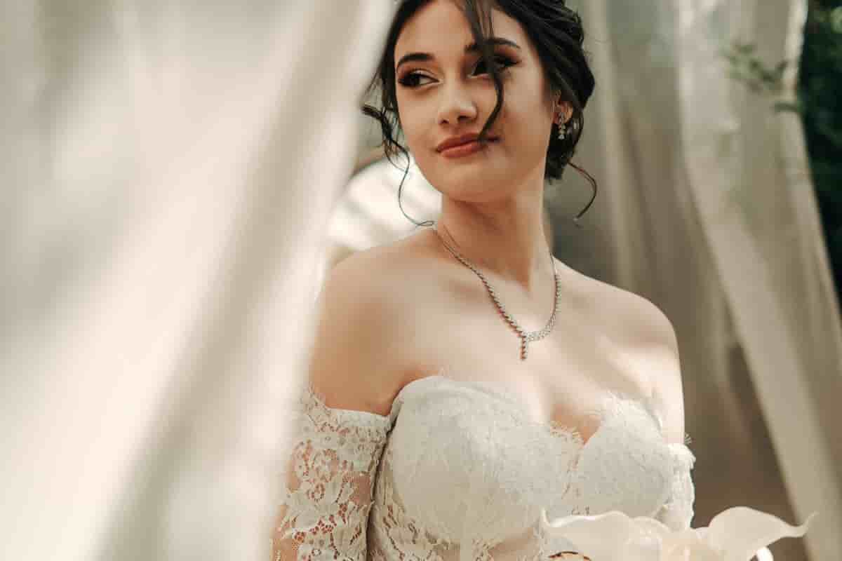 wedding dresses for small breasts